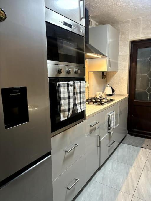 Charming And Cosy London Home, Garden, Parking & Family Fun Mitcham Exterior foto